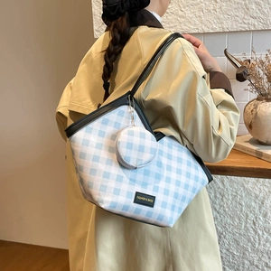 Sac fourre-tout à carreaux bleu et blanc avec pochette ronde pour les trajets tendance