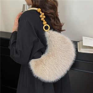 Sac hobo chic en fausse fourrure beige avec bandoulière unique en perles de bois