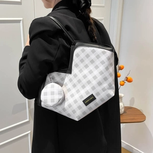 Cabas à carreaux avec coupe en U et son petit porte-monnaie rond assorti porté