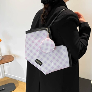 Sac fourre-tout à carreaux violets avec lanières en cuir noir et pochette ronde