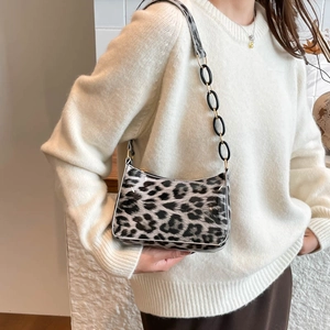 Borsa a mezzaluna leopardata con cuciture angolari bianche e tracolla in resina