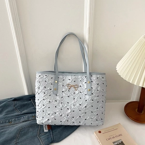 Sac Fourre-Tout pour Femmes en Tissu Plissé Bulle avec Imprimé Nœud Papillon Décoration Nœud Doré Sac à Main