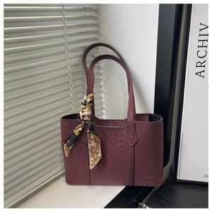 Détail du sac cabas bordeaux à motif léopard avec foulard décoratif en soie