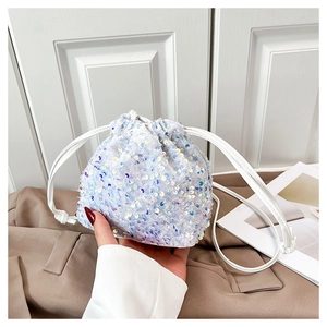 Détail du sac seau à sequins blancs irisés avec cordon de serrage pour petits accessoires