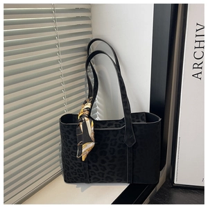 Détail du sac cabas à imprimé léopard noir avec foulard en soie décoratif élégant