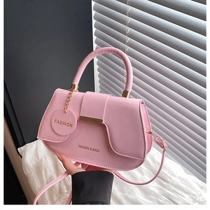 Borsa a sella rosa con dettagli dorati e stampa di lettere fashion con tracolla