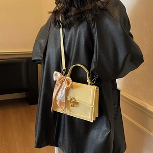 Sac bandoulière chic en cuir crème avec boucles dorées et foulard à cœurs