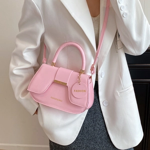 Borsa a sella rosa da donna con scritte dorate e manico superiore in stile a tracolla