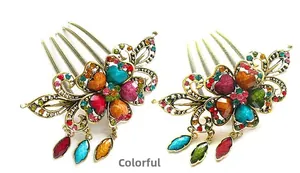 Détail de peignes vintage avec strass colorés et pendentifs en forme de feuille