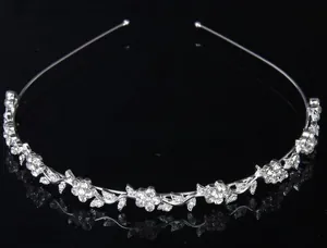 Détail d'un serre-tête floral argenté avec cristaux étincelants et motif de vigne