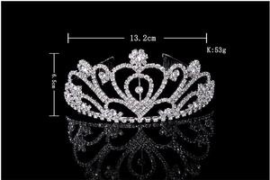Détails du diadème de mariée montrant les motifs de cœur et les dimensions de 13,2 cm