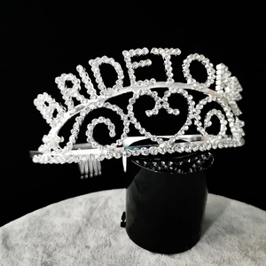 Détails de la couronne BRIDE TO BE avec strass scintillants et monture en alliage argenté