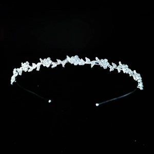 Détails du diadème floral argenté avec des strass étincelants et des motifs de feuilles