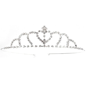 Serre-tête couronne élégant pour enfants avec cristaux en forme de cœur sur fond blanc