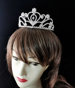 Vue détaillée d'une couronne de mariée argentée avec strass en cœur sur une tête de modèle