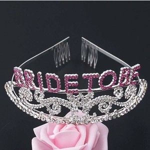 Détail d'un diadème argenté avec inscription Bride To Be en strass roses et cristaux