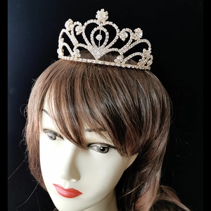 Vue détaillée d'une couronne de mariée avec motifs en cœur et strass sur base dorée