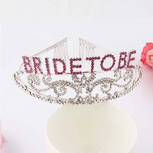 Vue détaillée de la couronne Bride To Be argentée avec strass roses et peignes