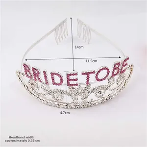 Détail du diadème Bride to Be avec strass roses et mesures précises du produit
