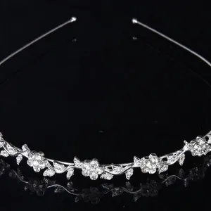 Serre-tête floral élégant en strass argentés avec motifs de fleurs et de feuilles scintillants