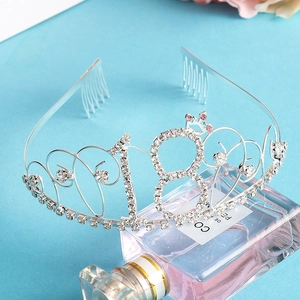 Détail de la couronne d'anniversaire argentée avec le numéro 18 et accents roses