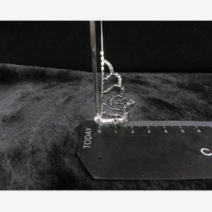 Couronne argentée élégante avec strass, mesure de 2cm de largeur sur fond noir en velours