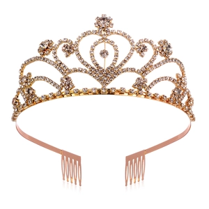Détail d'une grande couronne de mariée dorée avec des motifs de cœur et des strass clairs