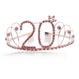 Dettaglio della tiara numero 20 in oro rosa con strass rosa per il 20° compleanno