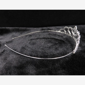 Vue latérale détaillée du serre-tête couronne argentée avec strass sur velours noir