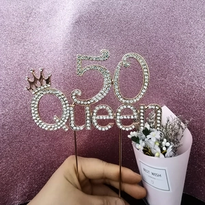 Détail macro du cake topper chiffre 50 Queen doré avec strass pour 50ème anniversaire