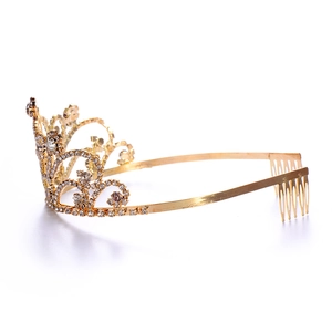 Détail de la couronne de mariée dorée avec strass scintillants et peignes latéraux