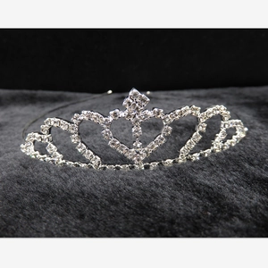 Vue détaillée du diadème coeur argenté avec strass brillants sur surface en peluche noire