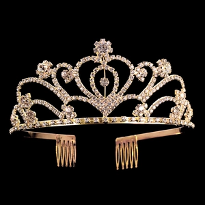 Vue détaillée de la couronne de mariée dorée avec motifs de cœur et strass brillants sur noir