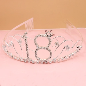 Détail du diadème d'anniversaire argenté avec strass et motif couronne rose numéro 18