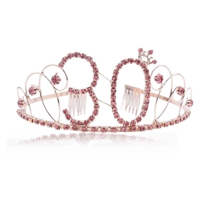 Dettaglio di un diadema per compleanno in oro rosa con numero 30 e strass rosa