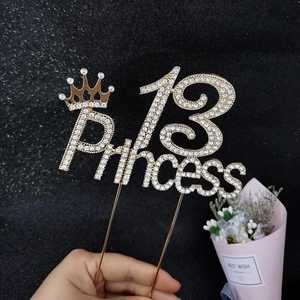 Détail du cake topper strass anniversaire avec chiffre 13, couronne et texte Princess
