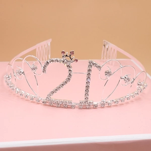 Vue détaillée du diadème d'anniversaire argenté avec chiffre 21 et strass roses