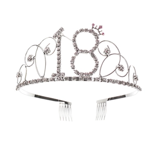 Détail d'un diadème d'anniversaire argenté avec strass et couronne rose numéro 18
