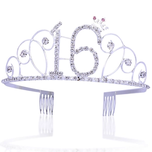 Détail macro du diadème 16 ans en argent avec strass roses et peignes de fixation