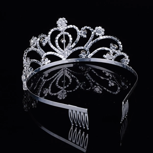 Magnifique tiare de mariée en forme de cœur argenté avec cristaux et peignes de fixation