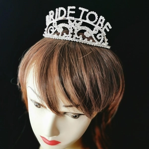Diadème Bride To Be argenté avec strass sur modèle, parfait pour les fêtes de mariée