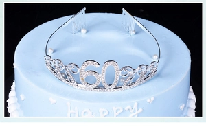 Détail de la couronne du 60e anniversaire en argent avec strass sur un gâteau