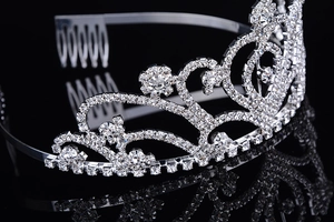 Vue détaillée du diadème en strass argenté avec peignes et volutes de style européen