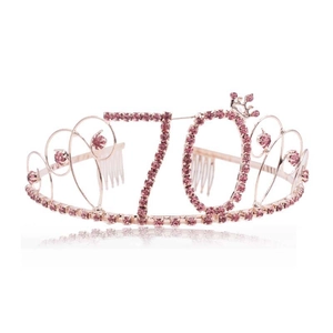 Dettaglio della corona per il 70° compleanno in oro rosa con strass rosa e pettini