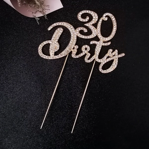 Vue détaillée du cake topper Dirty 30 en strass et alliage d'argent avec tiges en métal