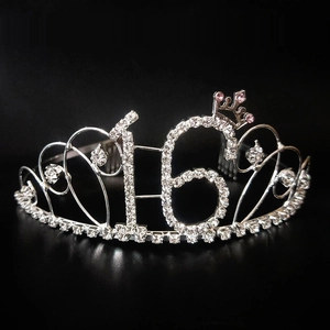 Détail macro du diadème argenté avec chiffre 16, strass roses et peigne à cheveux