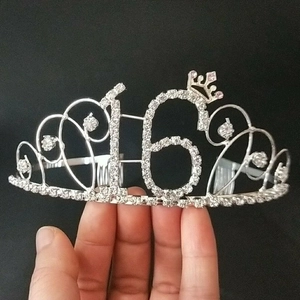 Détail du diadème d'anniversaire 16 ans en argent avec des strass étincelants