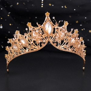 Couronne de mariée baroque dorée avec cristaux violets et perles sur fond d'étoiles noires