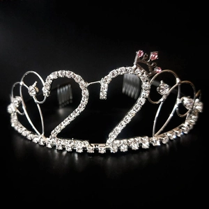 Détail du diadème d'anniversaire argenté avec strass et couronne rose pour l'âge 22