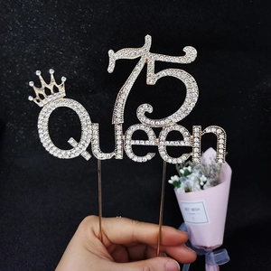 Détail du cake topper chiffre 75 Queen avec strass et petite couronne sur socle doré